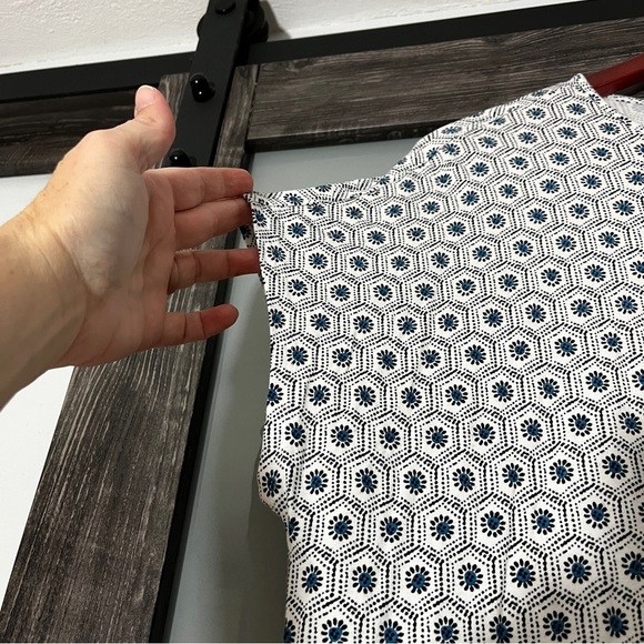 J. Jill Boxy White and Blue Micro Floral Cap Sleeve Top Wearever Collection LP - Picture 3 of 7